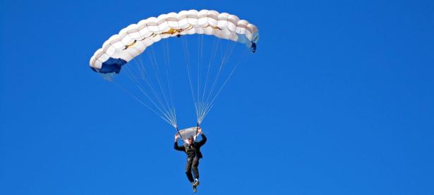 开云足球直播-赛道传奇，阿斯顿马丁力克梅赛德斯，勒克莱尔带队取胜