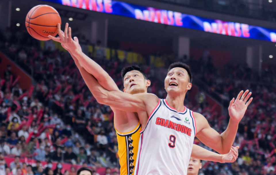 纷飞球迷期待,实力对决各显神通,胜负难料的简单介绍 纷飞球迷期待,实力对决各显神通,胜负难料的简单介绍