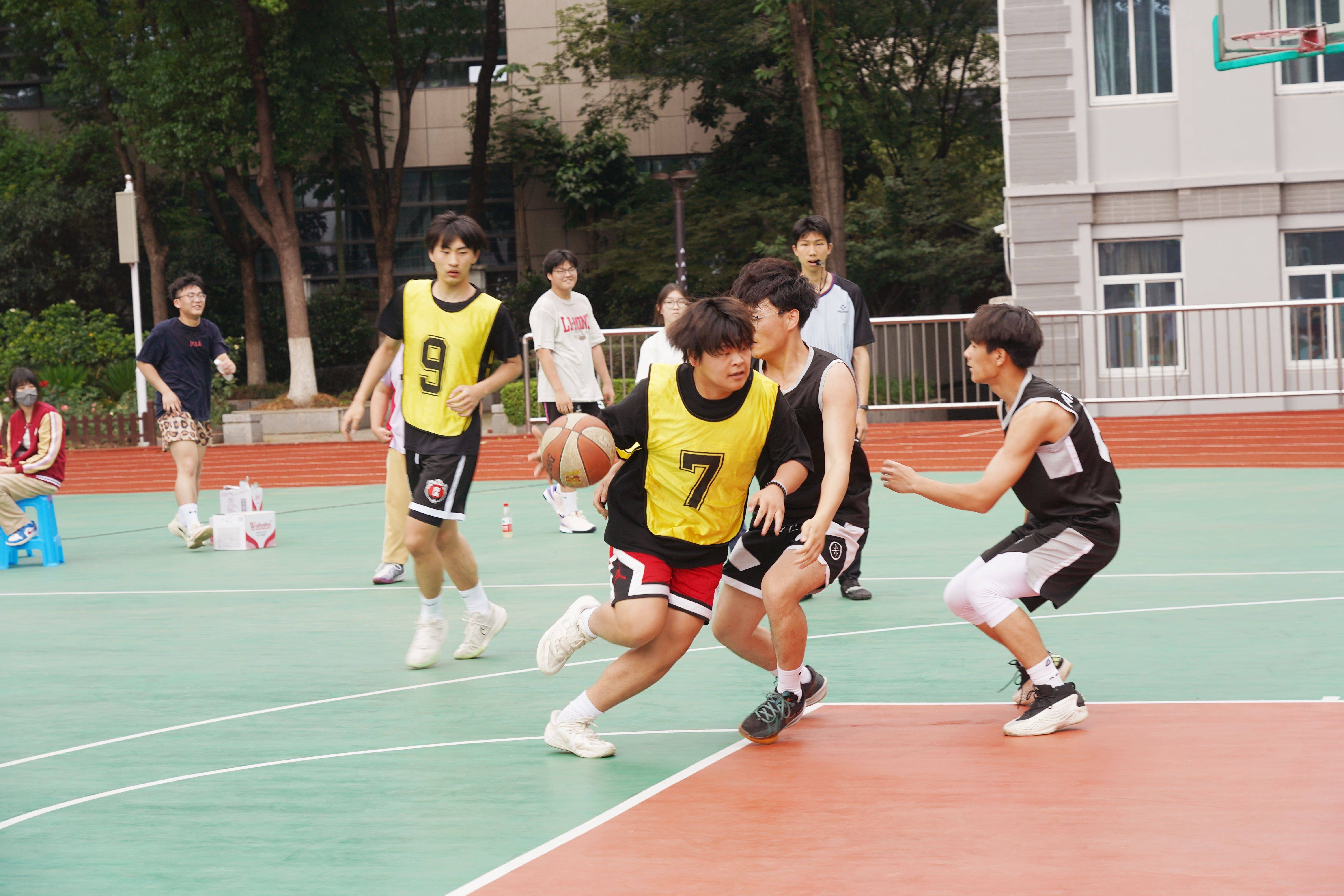 关于淘汰赛打响！篮球联赛激烈比拼看点十足的信息